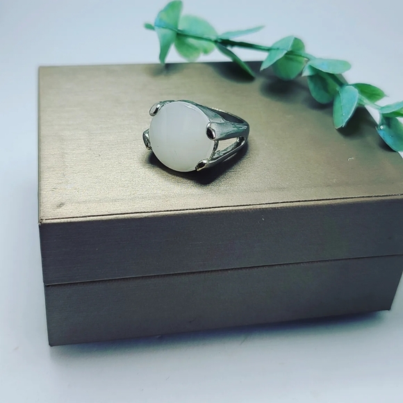 White Quartz ring - Picture 2 of 3